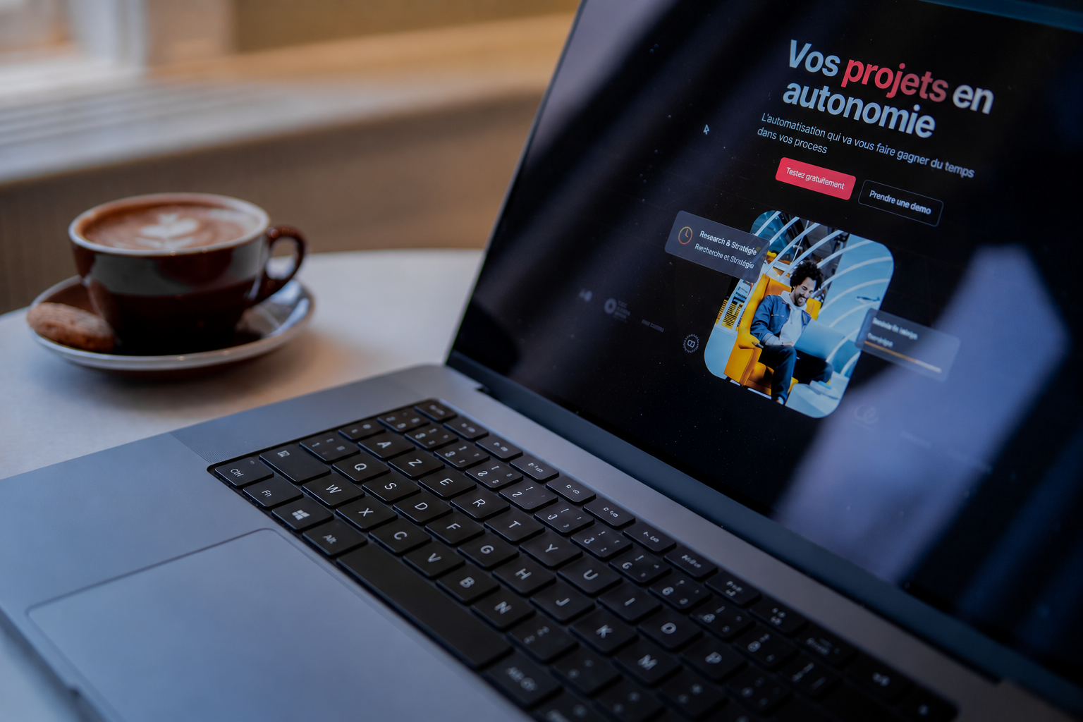 Professionnel recevant un appel client grâce à son site internet