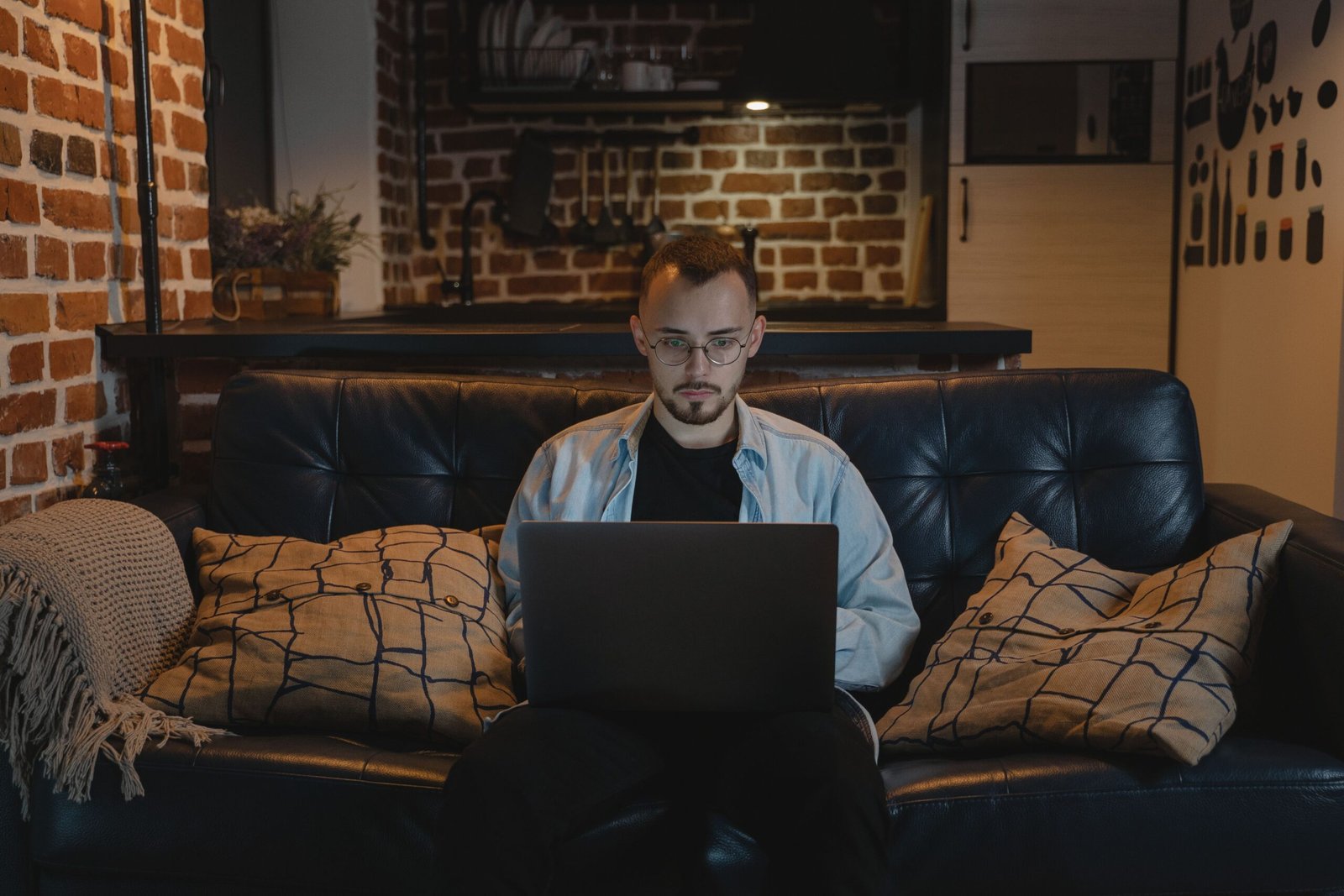 Professionnel au travail chez un client